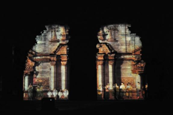 Imagens são projetadas nas ruínas da missão de San Ignacio Mini, na Argentina, durante o ótimo show de sons e luzes